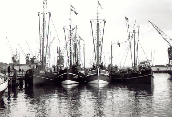 Vlaggegetjesdag visserschepen in haven Delfzijl.jpg